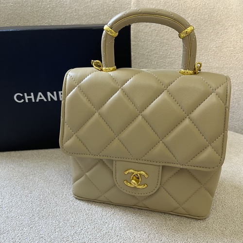 حقيبة شانيل جلد املس هاردوير ذهبي